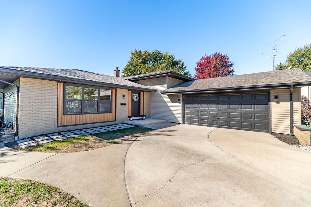 Photo of 544 Cedar Court, Munster, IN 46321 (MLS # 831425)