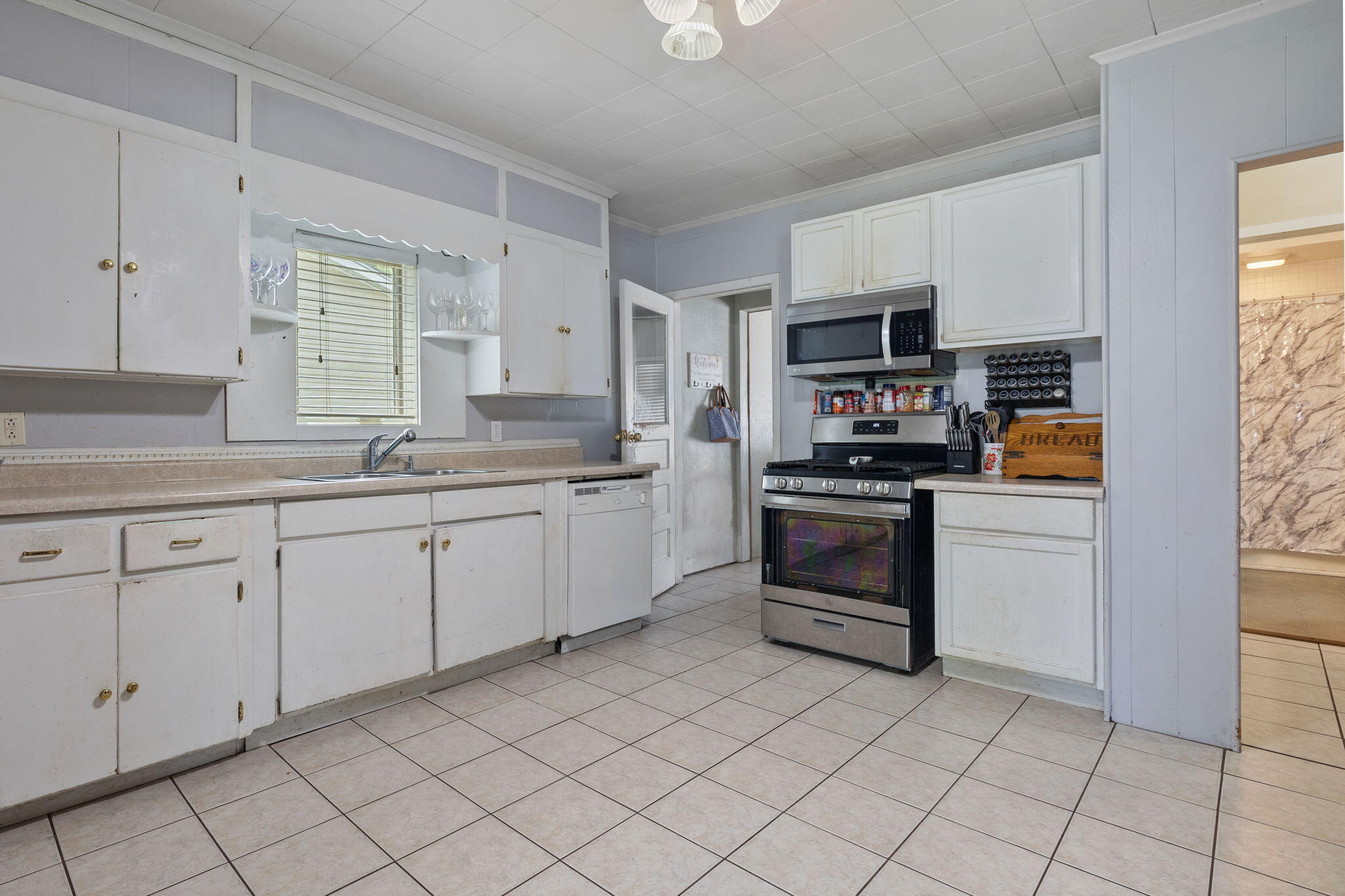 La Porte, Indiana 46350, United States, 4 Bedrooms Bedrooms, ,1 BathroomBathrooms,Residential,Pending,7100