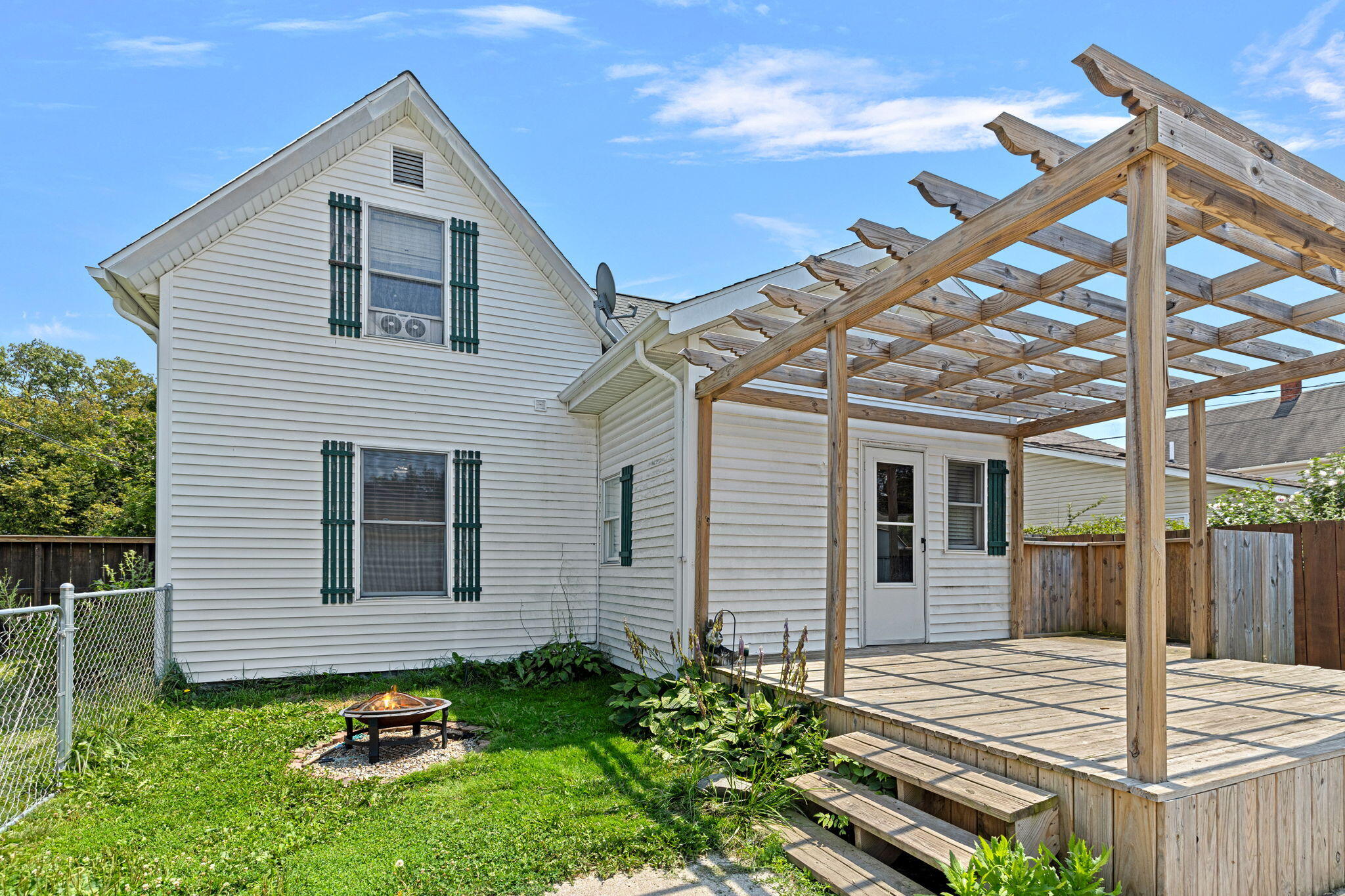 La Porte, Indiana 46350, United States, 4 Bedrooms Bedrooms, ,1 BathroomBathrooms,Residential,Pending,7100