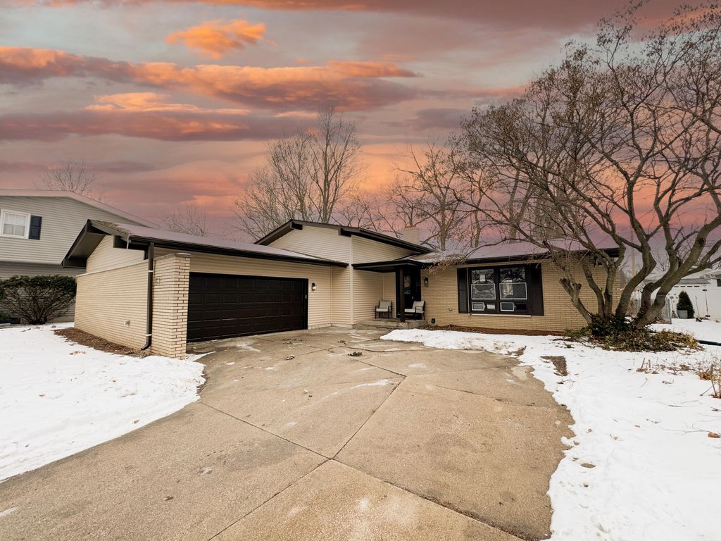 Photo of 1531 Fran-lin Pkwy, Munster, IN 46321 (MLS # 833535)