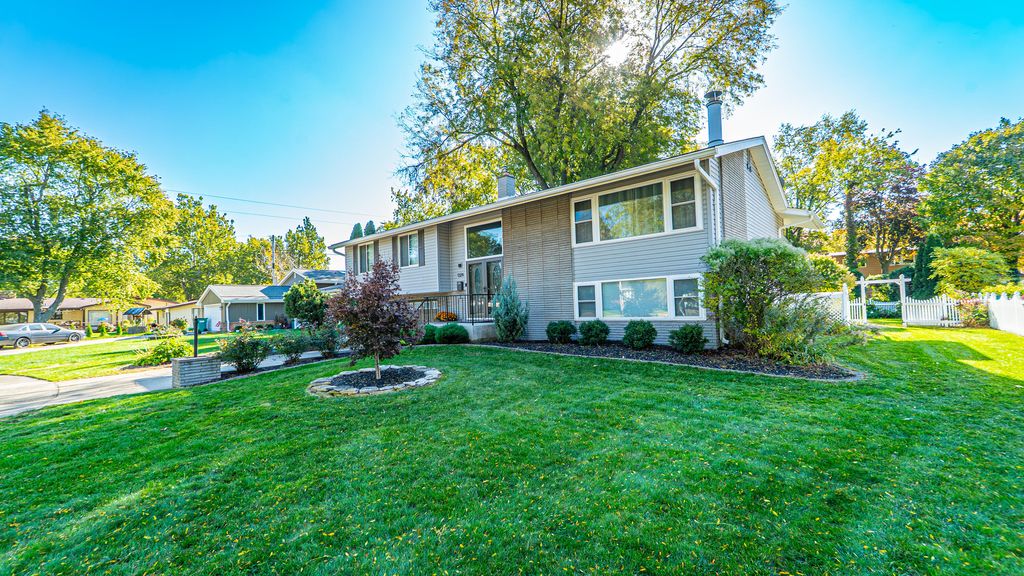 Photo of 1324 Vivian Lane, Munster, IN 46321 (MLS # 832530)