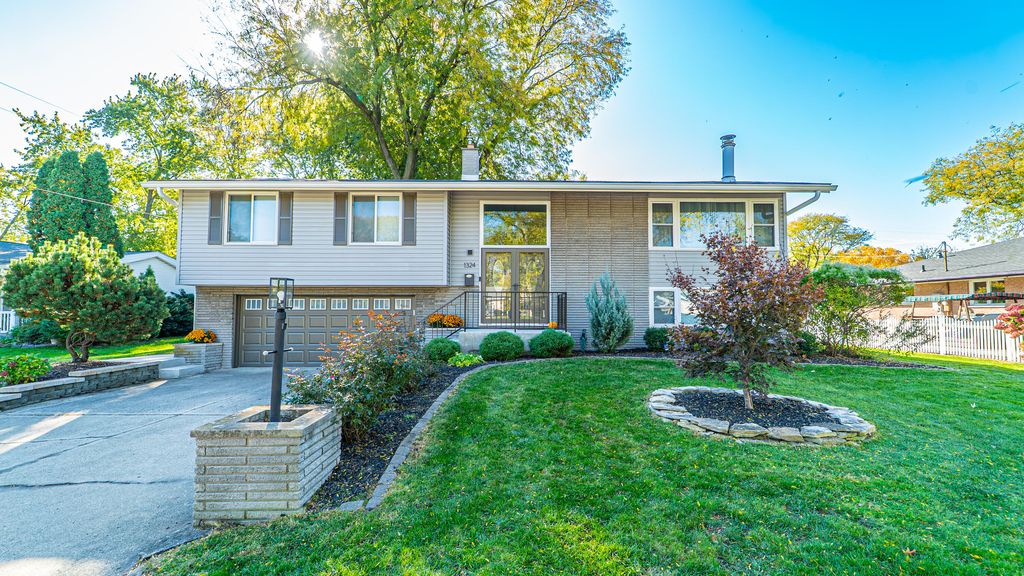 Photo of 1324 Vivian Lane, Munster, IN 46321 (MLS # 832530)