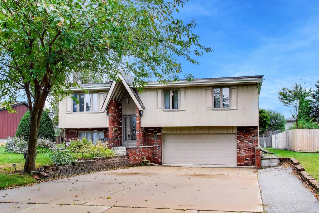 Photo of 1138 Fran Lin Pkwy, Munster, IN 46321 (MLS # 845211)
