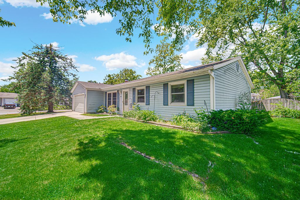 Photo of 2101 Hollandale Drive, Valparaiso, IN 46383 (MLS # 839838)
