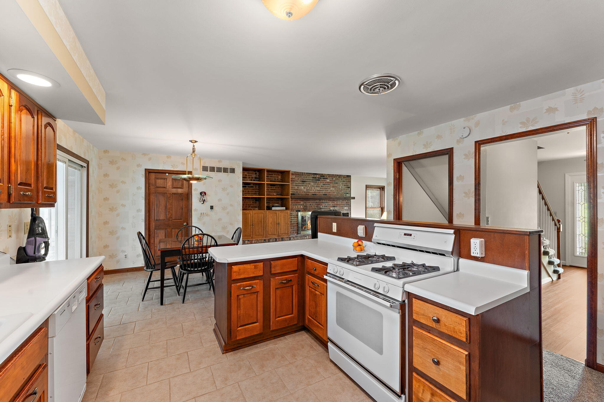 Valparaiso, Indiana 46385, United States, 4 Bedrooms Bedrooms, ,3 BathroomsBathrooms,Residential,Pending,171754