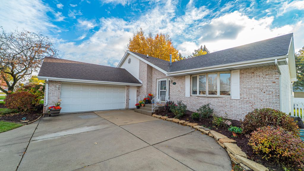 Photo of 927 Woodhollow Drive, Schererville, IN 46375 (MLS # 830948)