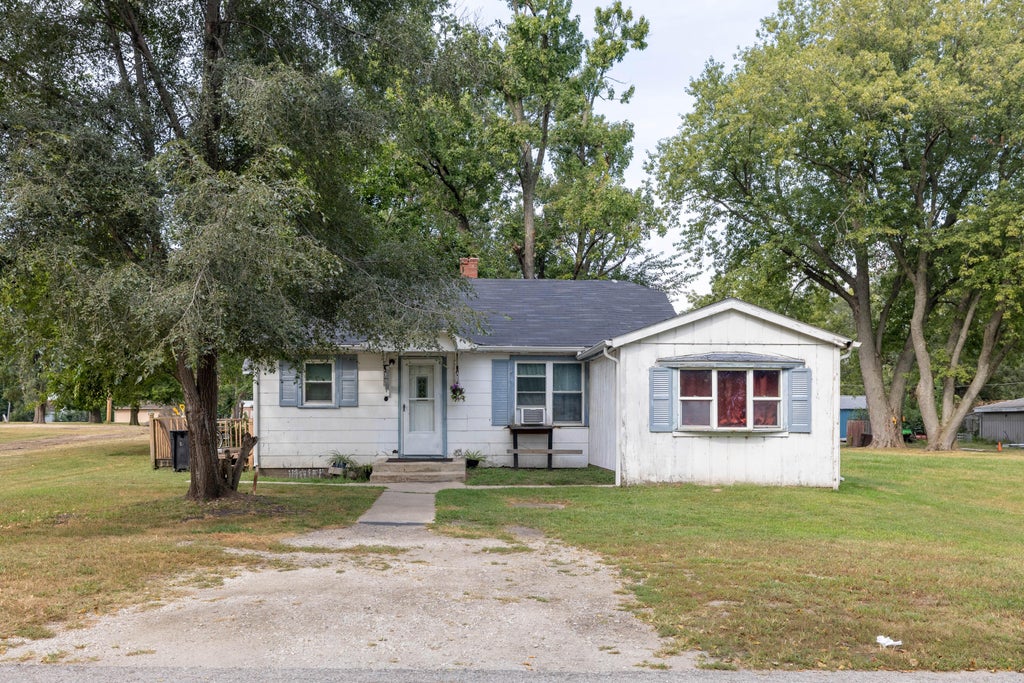 Photo of 412 N Lincoln Street, Morocco, IN 47963 (MLS # 845783)