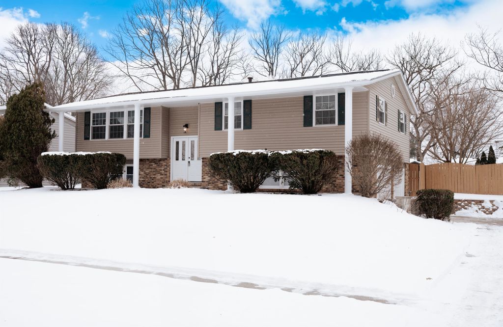 Photo of 919 Seneca Drive, Crown Point, IN 46307 (MLS # 833622)