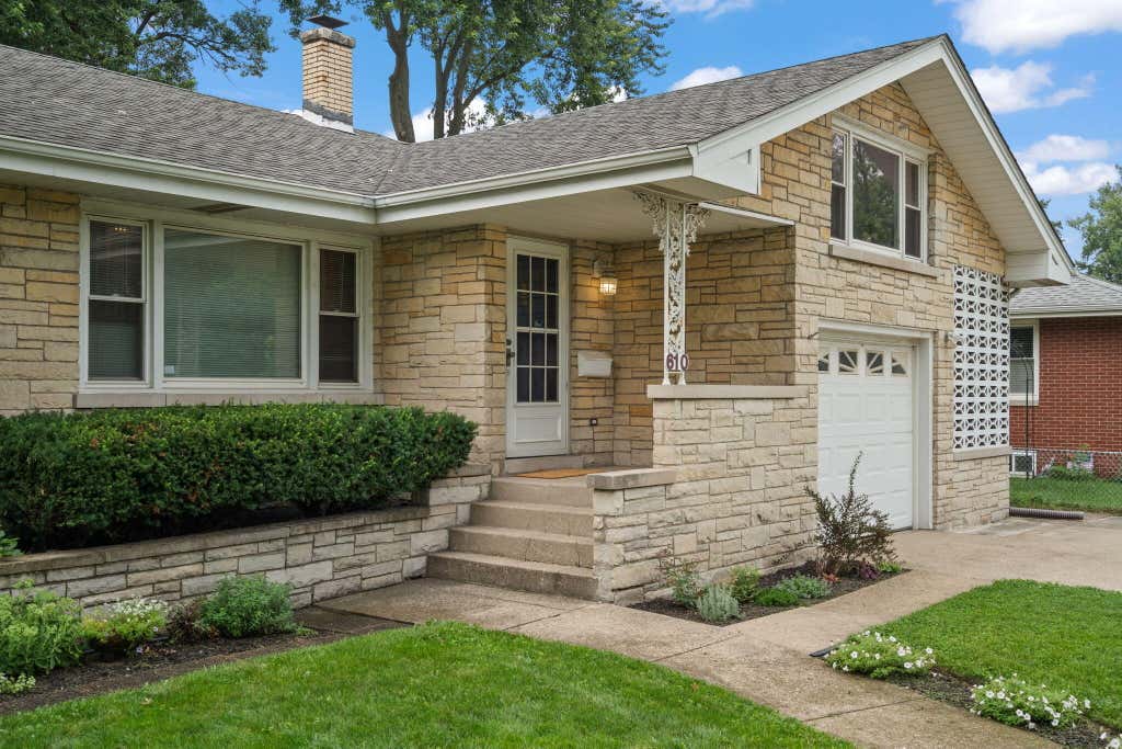 Photo of 610 N Indiana Street, Griffith, IN 46319 (MLS # 844114)