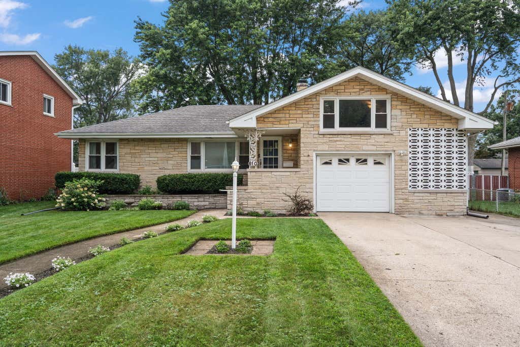 Photo of 610 N Indiana Street, Griffith, IN 46319 (MLS # 844114)