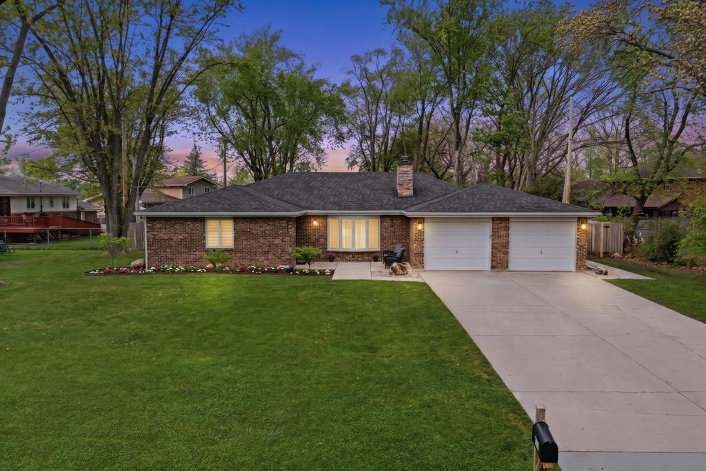 Photo of 815 Schilling Drive, Dyer, IN 46311 (MLS # 837927)