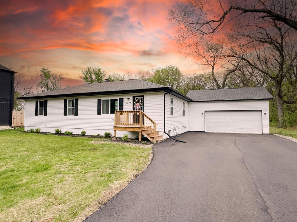 Photo of 1427 Austin Avenue, Schererville, IN 46375 (MLS # 838811)