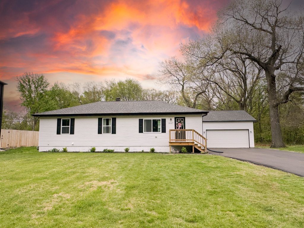 Photo of 1427 Austin Avenue, Schererville, IN 46375 (MLS # 838811)