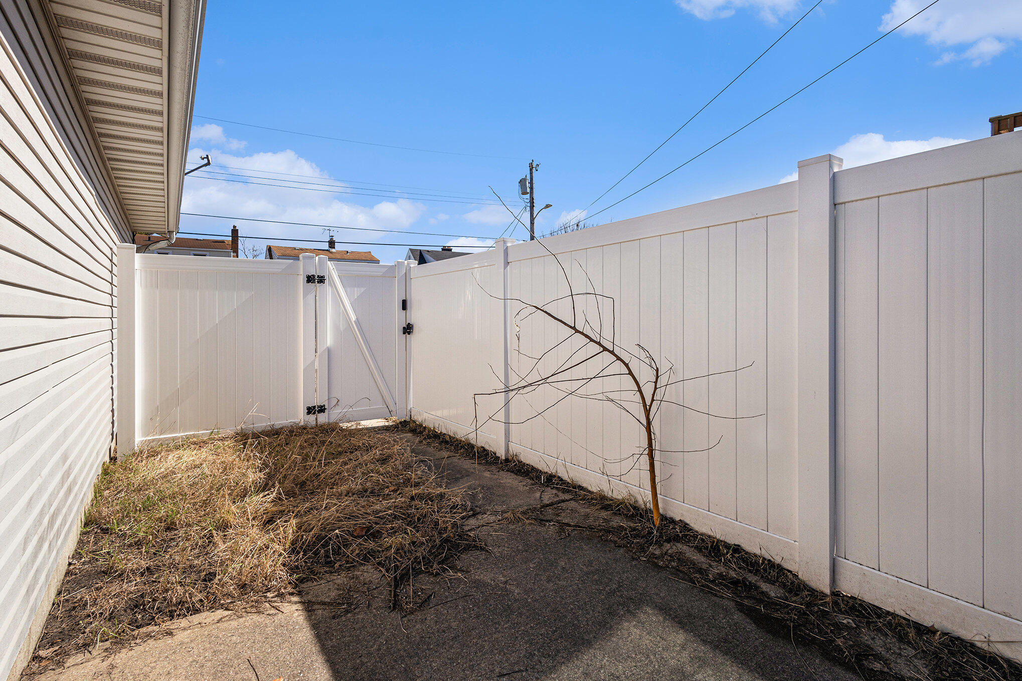 East Chicago, Indiana 46312, United States, 3 Bedrooms Bedrooms, ,2 BathroomsBathrooms,Residential,Active,84232