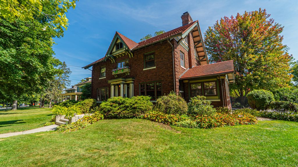 Photo of 498 S Court Street, Crown Point, IN 46307 (MLS # 837634)