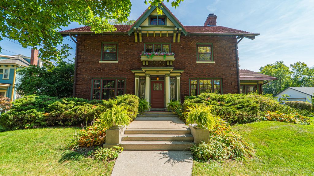 Photo of 498 S Court Street, Crown Point, IN 46307 (MLS # 837634)