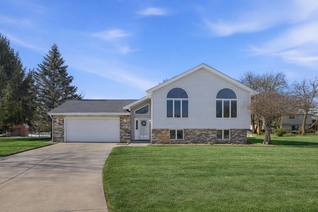 Photo of 5125 Cardinal Court, Schererville, IN 46375 (MLS # 833654)