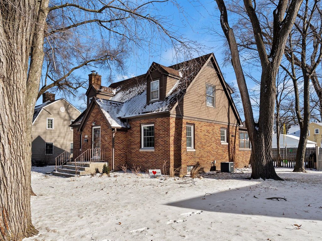 Photo of 411 N Lafayette Street, Griffith, IN 46319 (MLS # 833032)