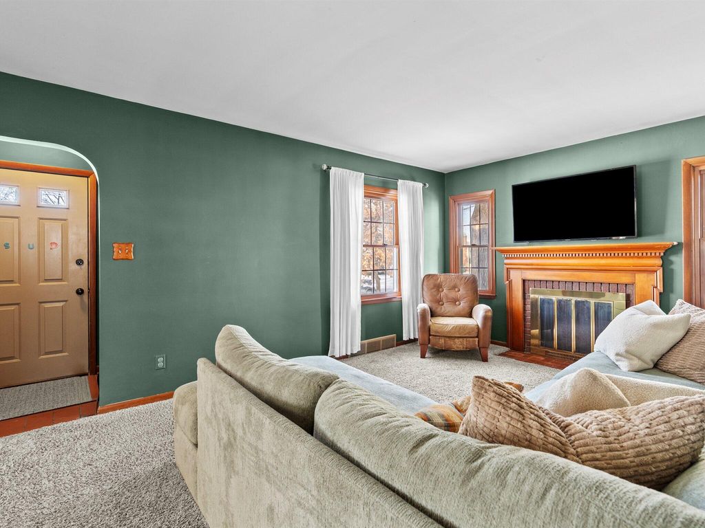 Photo of 411 N Lafayette Street, Griffith, IN 46319 (MLS # 833032)