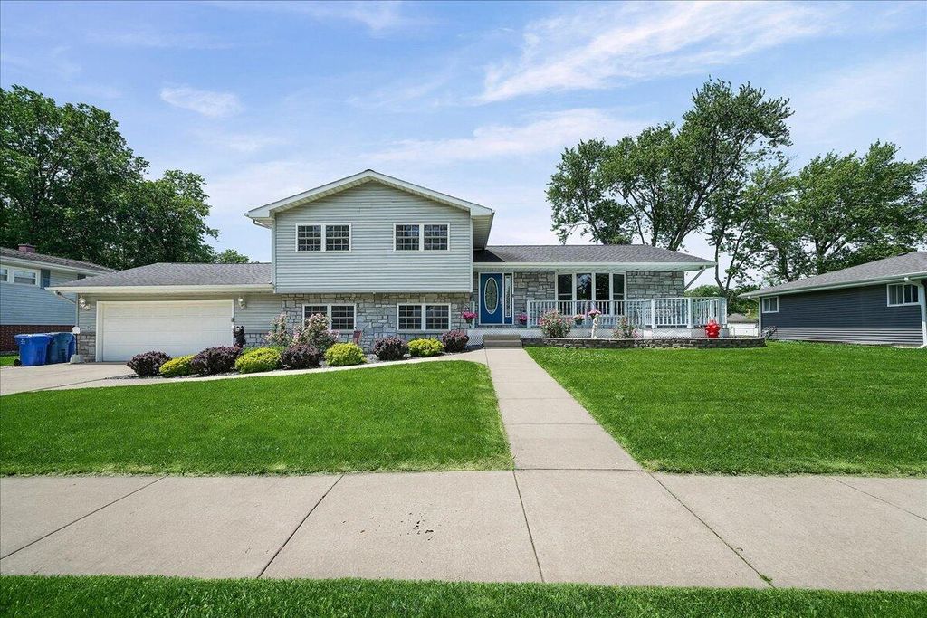 Photo of 735 S Sherman Street, Crown Point, IN 46307 (MLS # 839767)