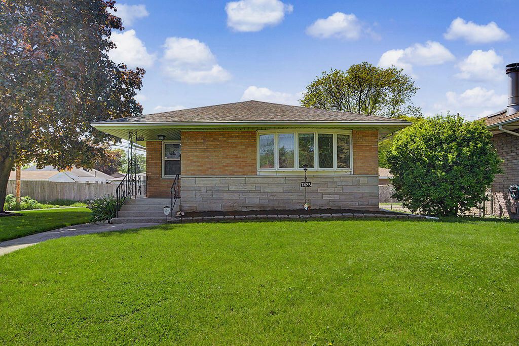 Photo of 7426 Park Place, Hammond, IN 46324 (MLS # 839455)