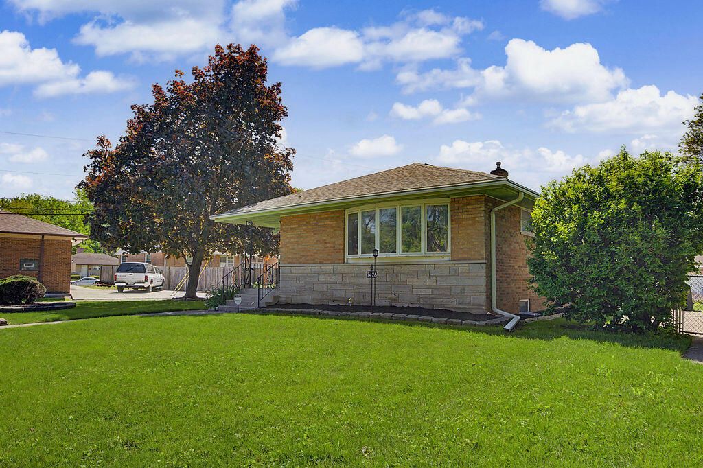 Photo of 7426 Park Place, Hammond, IN 46324 (MLS # 839455)