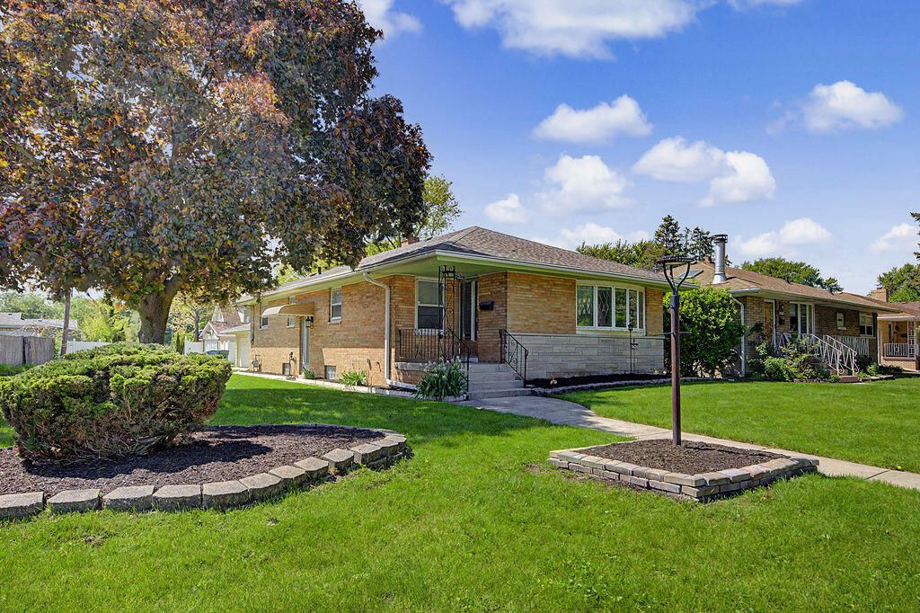 Photo of 7426 Park Place, Hammond, IN 46324 (MLS # 839455)