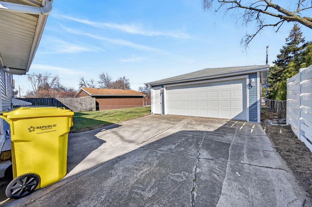 Photo of 1006 W Ash St, Griffith, IN 46319 (MLS # 835299)