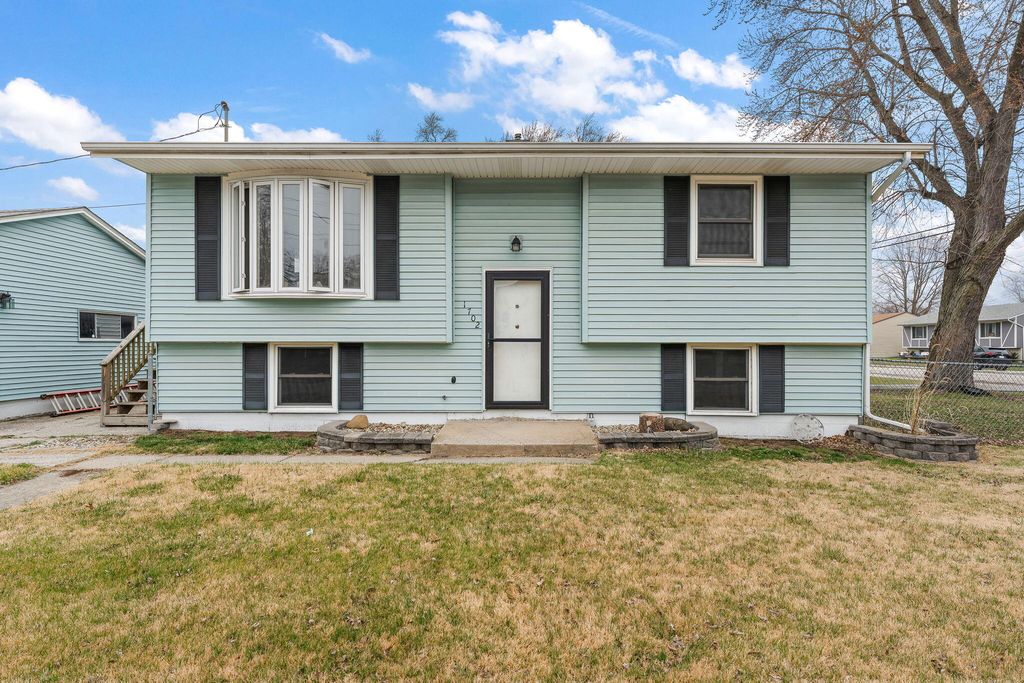 Photo of 1702 Broadway Avenue, Chesterton, IN 46304 (MLS # 835292)