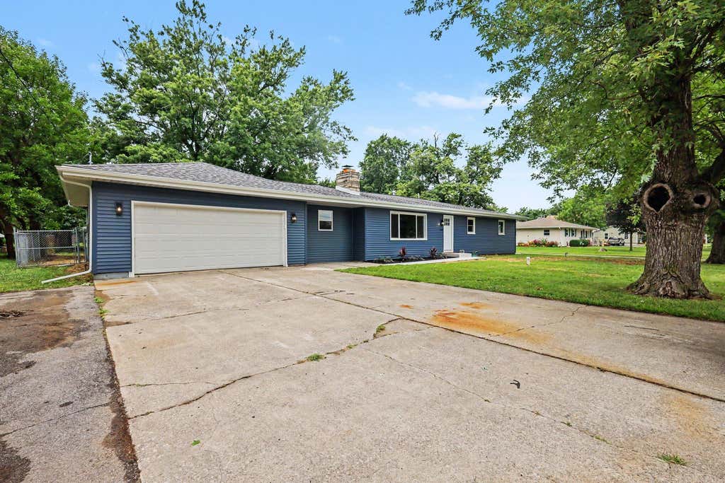 Photo of 838 N 450 W, Valparaiso, IN 46385 (MLS # 843074)