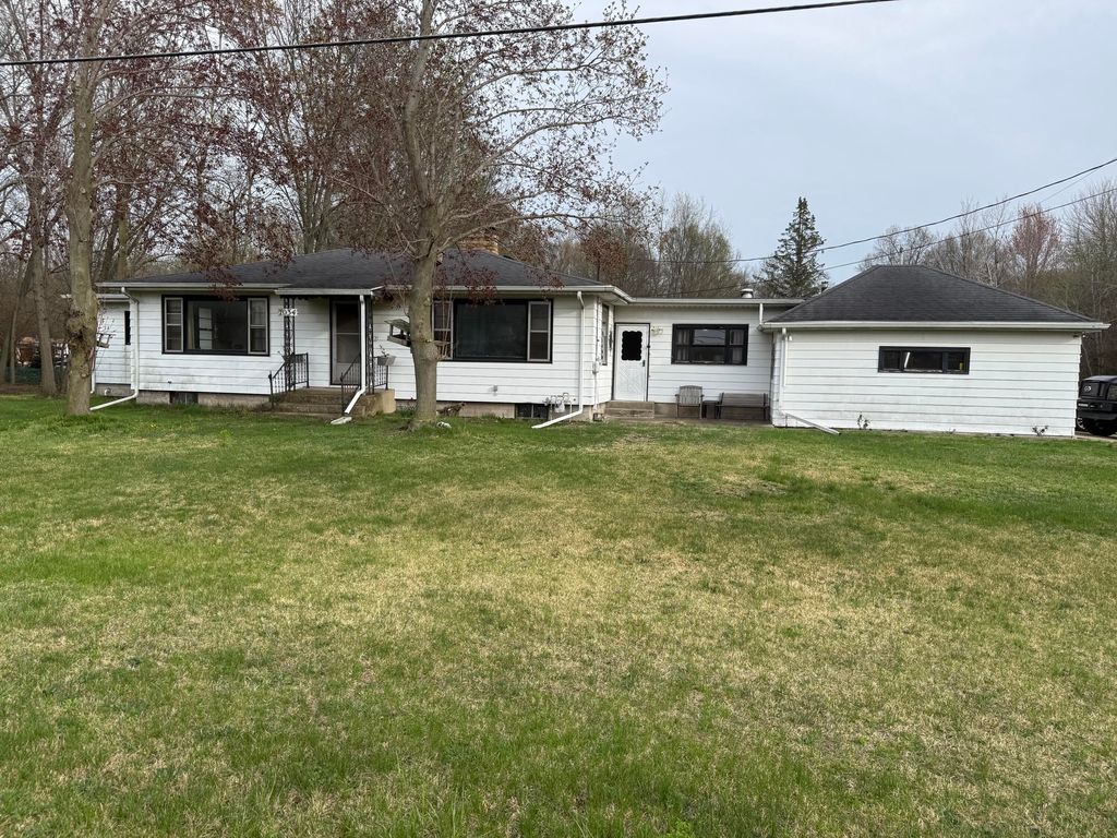 Photo of 1034 Woodlawn Avenue, Michigan City, IN 46360 (MLS # 837431)