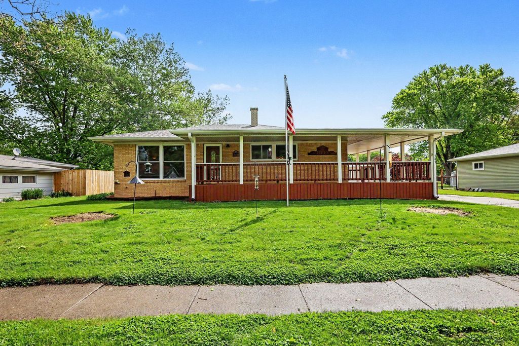 Photo of 131 Hillcrest Street, Hobart, IN 46342 (MLS # 838354)