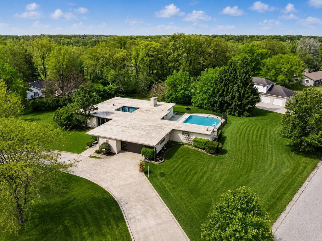 Photo of 102 Sylvan Drive, Valparaiso, IN 46385 (MLS # 839195)