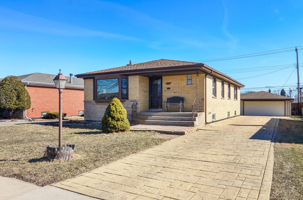 Photo of 6739 New Hampshire Avenue, Hammond, IN 46323 (MLS # 835716)