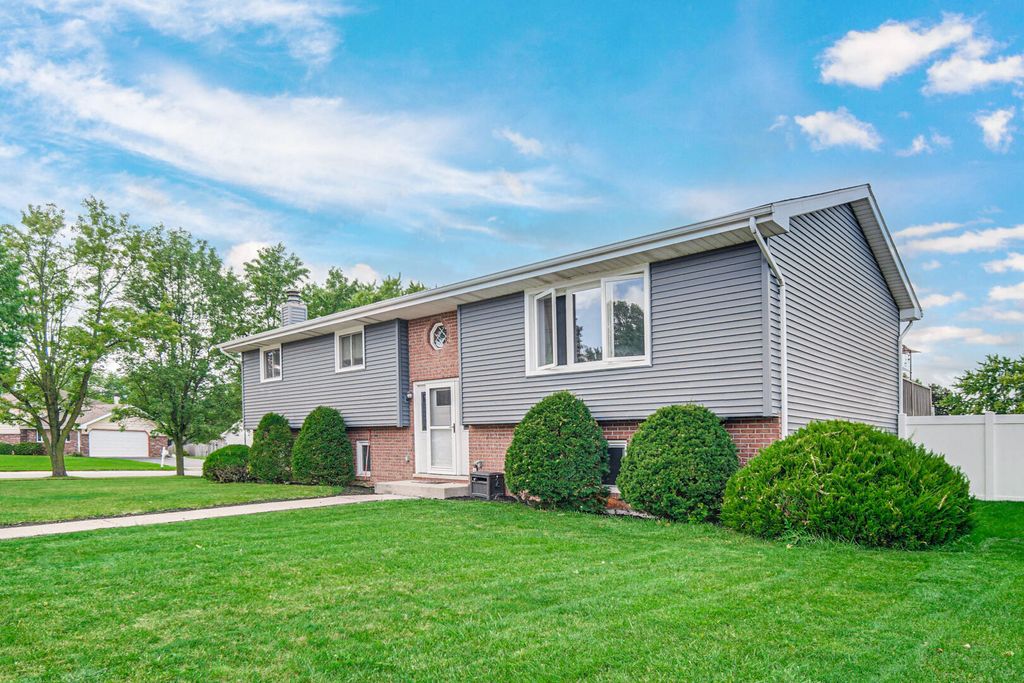 Photo of 1011 Arrowhead Drive, Dyer, IN 46311 (MLS # 829277)
