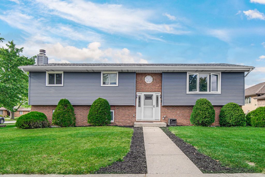 Photo of 1011 Arrowhead Drive, Dyer, IN 46311 (MLS # 829277)