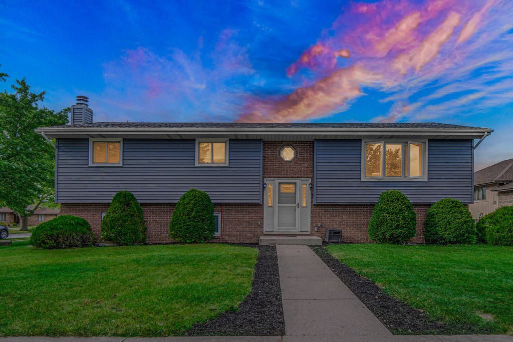 Photo of 1011 Arrowhead Drive, Dyer, IN 46311 (MLS # 829277)