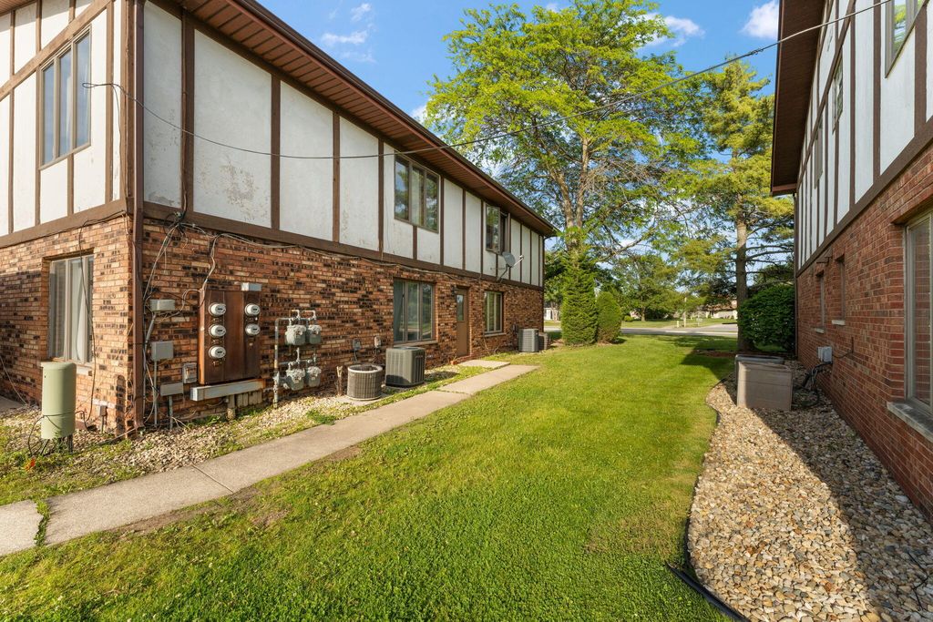 Photo of 100 Plum Creek Drive #Apt.3, Schererville, IN 46375 (MLS # 839756)