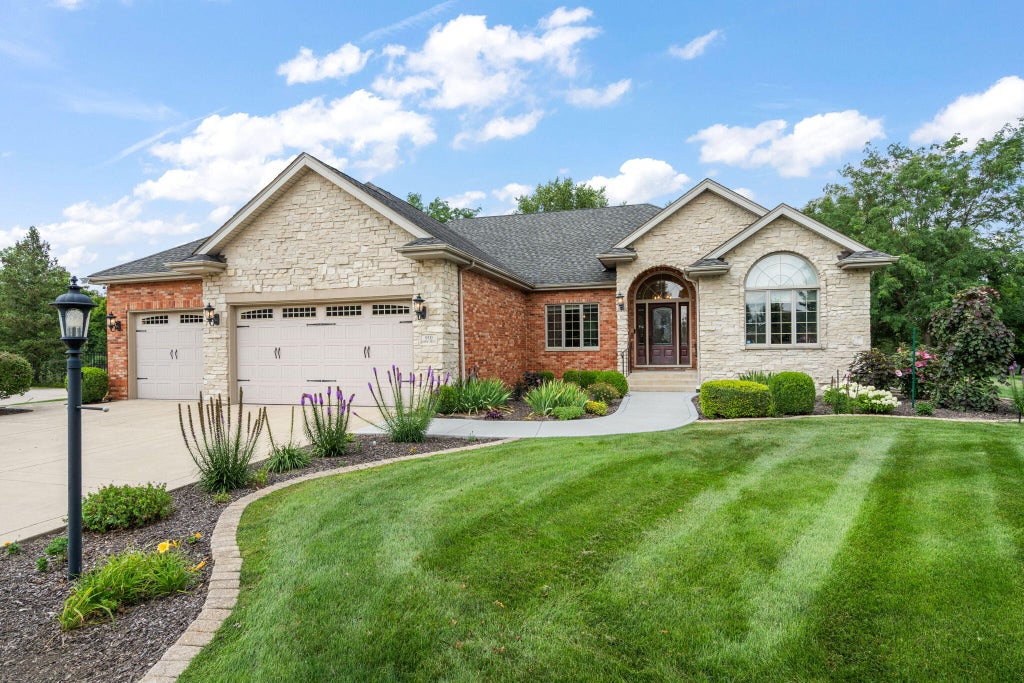 Photo of 910 Hawk Circle, Crown Point, IN 46307 (MLS # 846184)