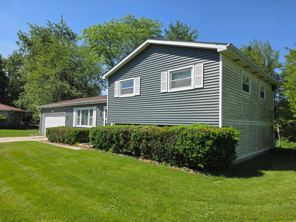Photo of 785 Aztec Court, Lowell, IN 46356 (MLS # 840219)