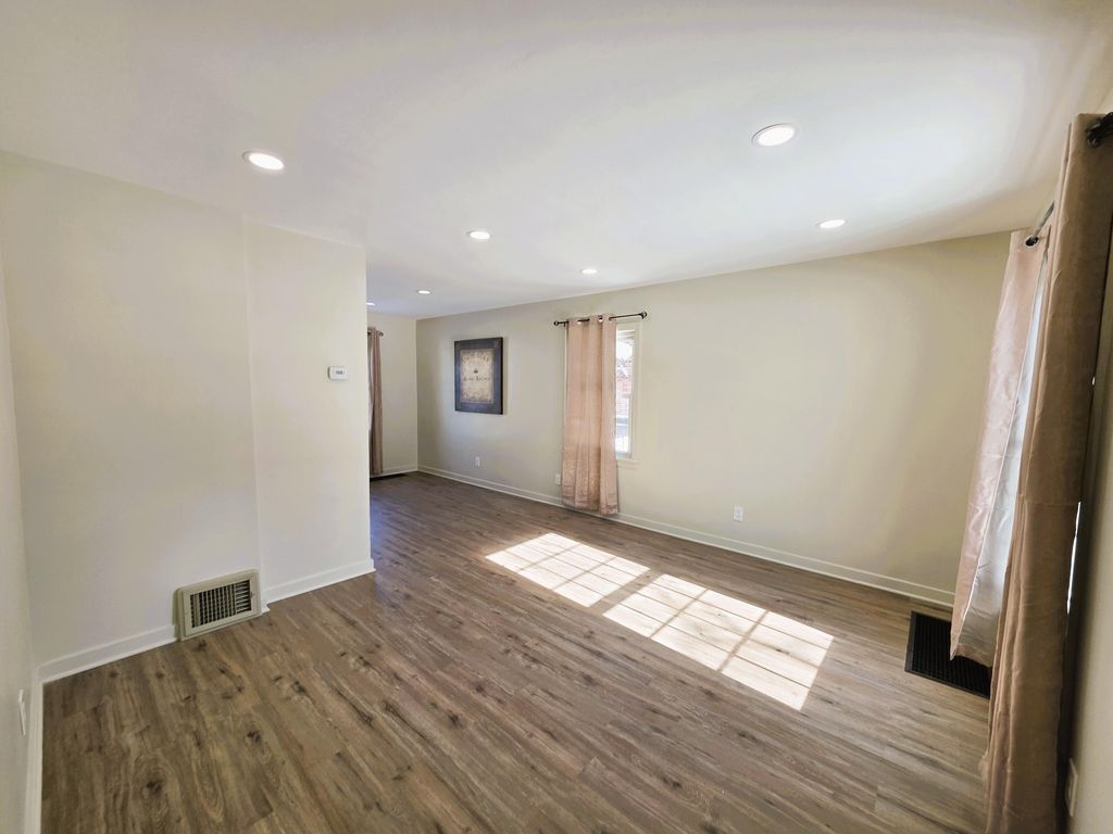 Photo of 301 Belden Place, Munster, IN 46321 (MLS # 833556)