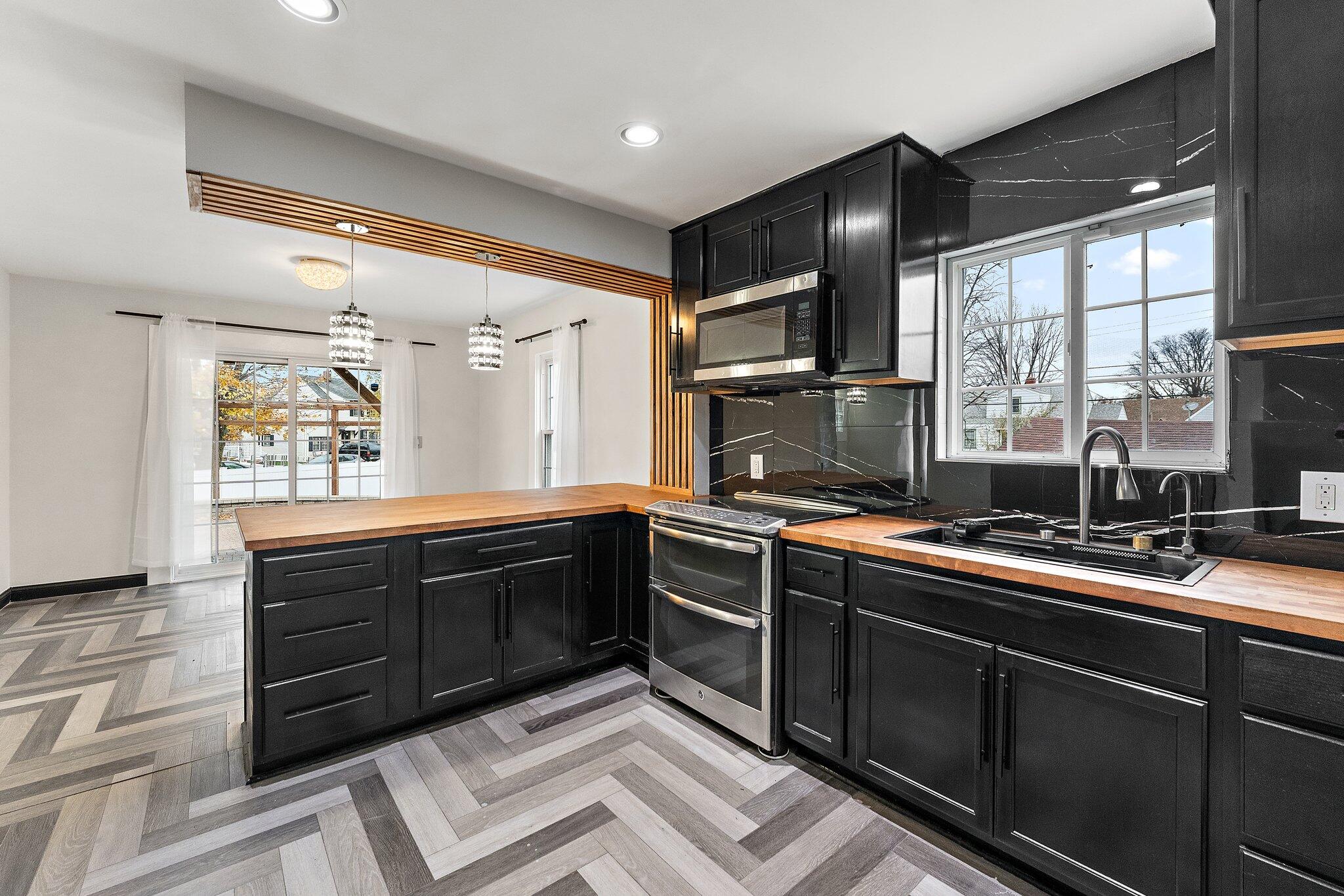 Hammond, Indiana 46323, United States, 4 Bedrooms Bedrooms, ,2 BathroomsBathrooms,Residential,Active,97083