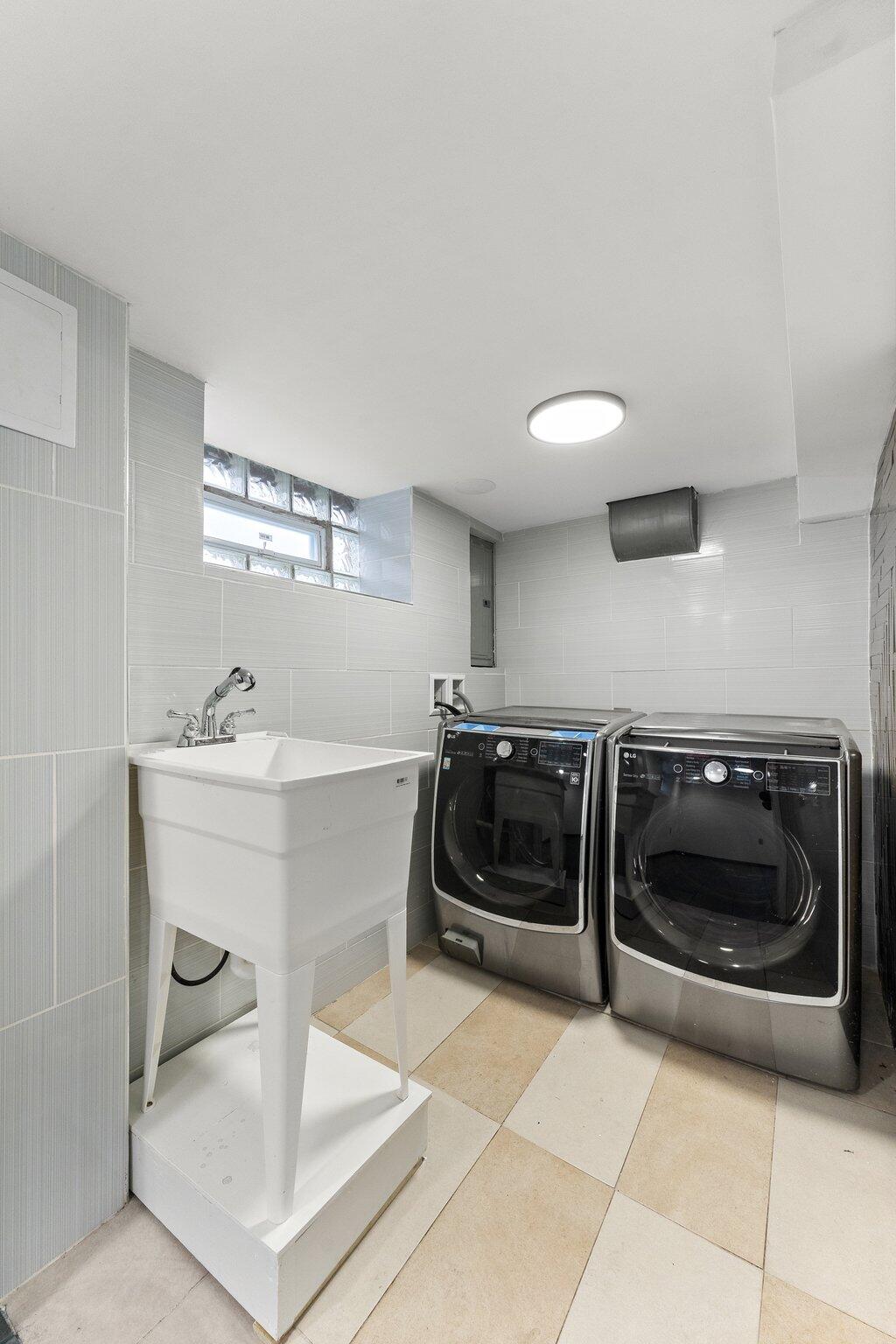 Hammond, Indiana 46323, United States, 4 Bedrooms Bedrooms, ,2 BathroomsBathrooms,Residential,Active,97083