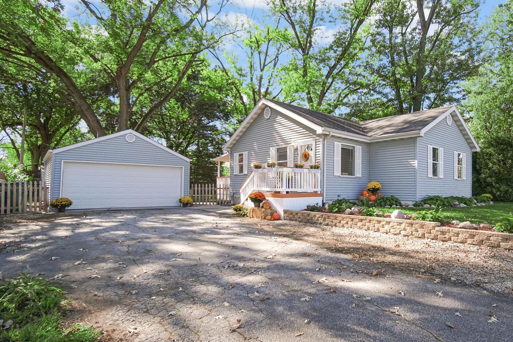 Photo of 1011 W 61st Avenue, Merrillville, IN 46410 (MLS # 829529)