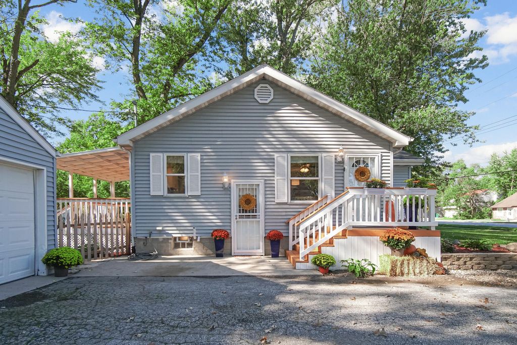 Photo of 1011 W 61st Avenue, Merrillville, IN 46410 (MLS # 829529)