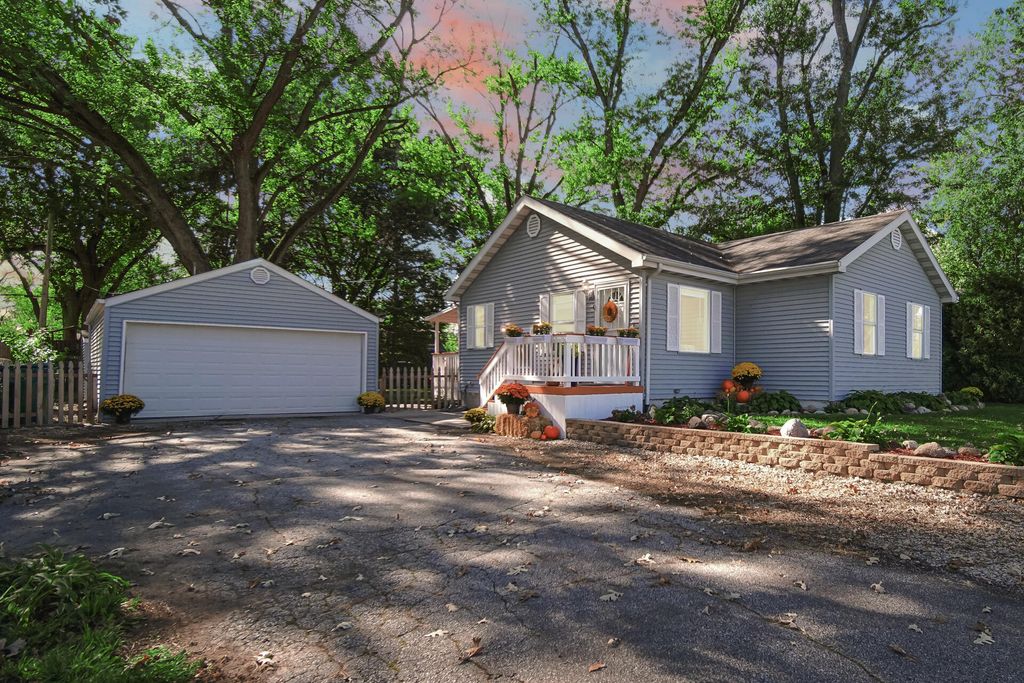 Photo of 1011 W 61st Avenue, Merrillville, IN 46410 (MLS # 829529)