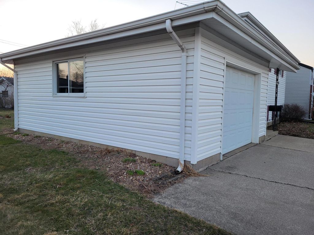 Photo of 9420 Saric Drive, Highland, IN 46322 (MLS # 835380)