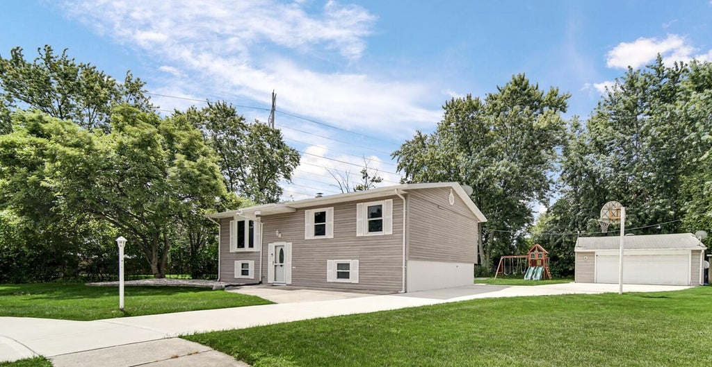 Photo of 3430 Norman Place, Highland, IN 46322 (MLS # 846257)