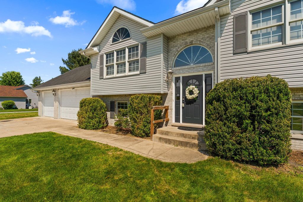 Photo of 919 Plantation Road, Valparaiso, IN 46385 (MLS # 838898)