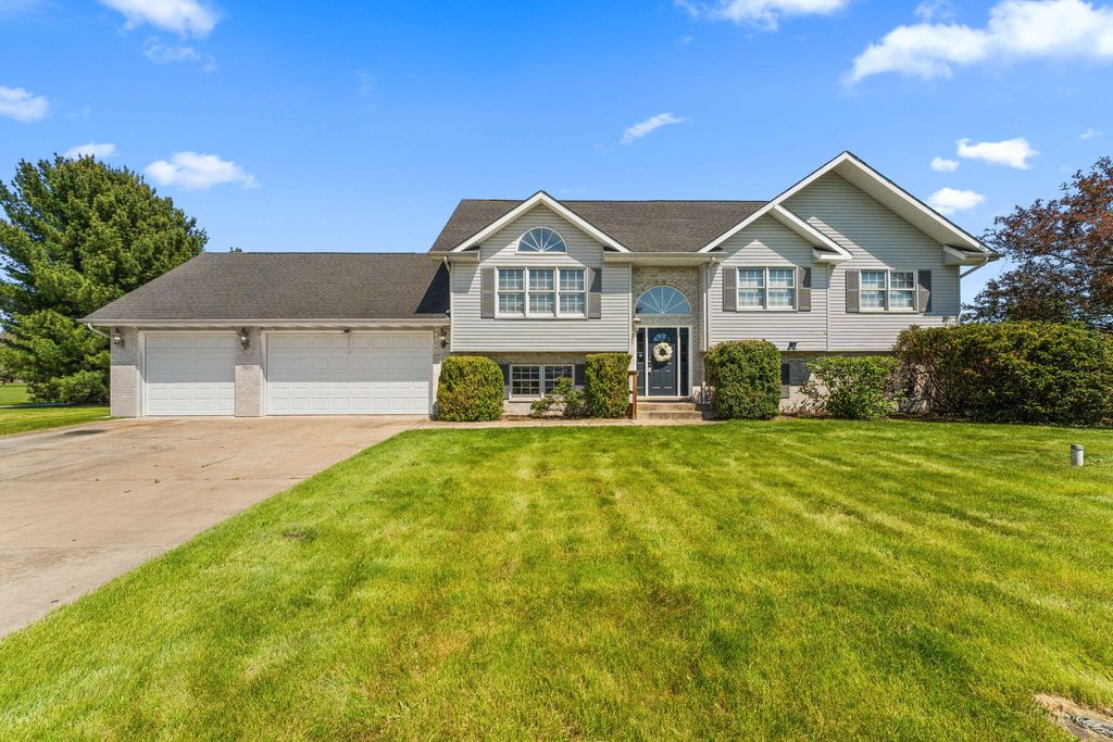 Photo of 919 Plantation Road, Valparaiso, IN 46385 (MLS # 838898)
